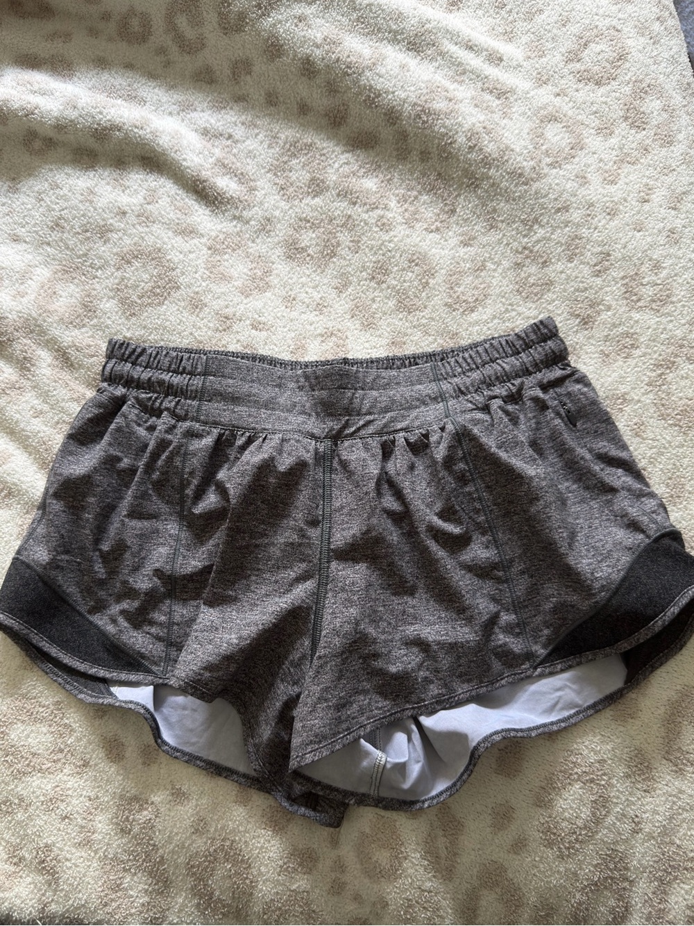 Lululemon Hotty Hot Low-Rise Lined Short 2.5” sz 8